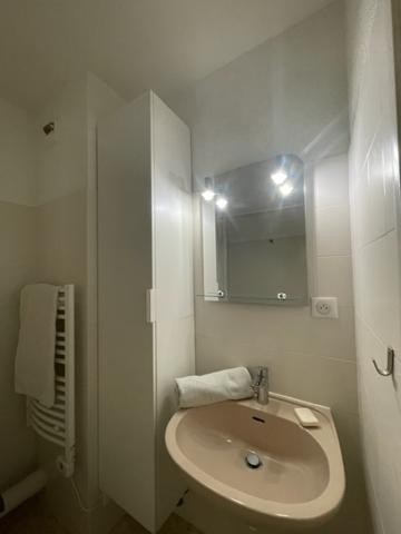 Draguignan (83300) À louer à Draguignan : appartement de type studio meublé de 23m² avec place de parking en sous-sol.