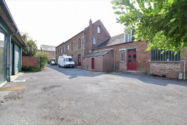 Dpt Aisne (02), sur Hirson, à vendre maison bourgeoise et dépendances sur une terrain de 1492m²