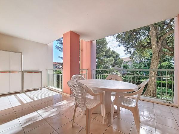 Saint-Aygulf, T2 terrasse parking sous-sol centre ville piscine calme