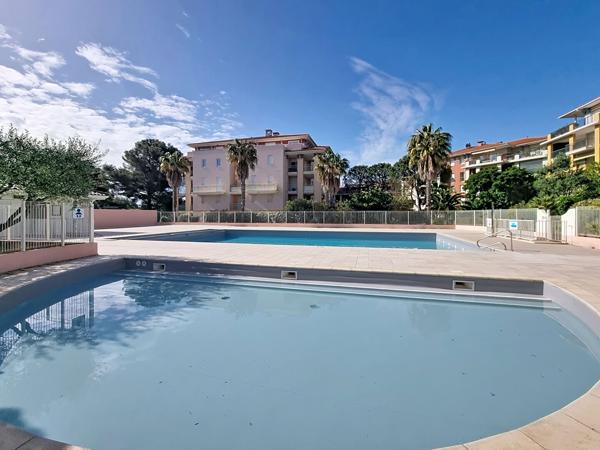 Saint-Aygulf, T2 terrasse parking sous-sol centre ville piscine calme