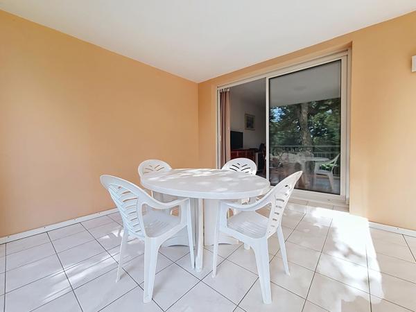 Saint-Aygulf, T2 terrasse parking sous-sol centre ville piscine calme