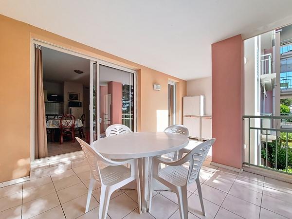 Saint-Aygulf, T2 terrasse parking sous-sol centre ville piscine calme