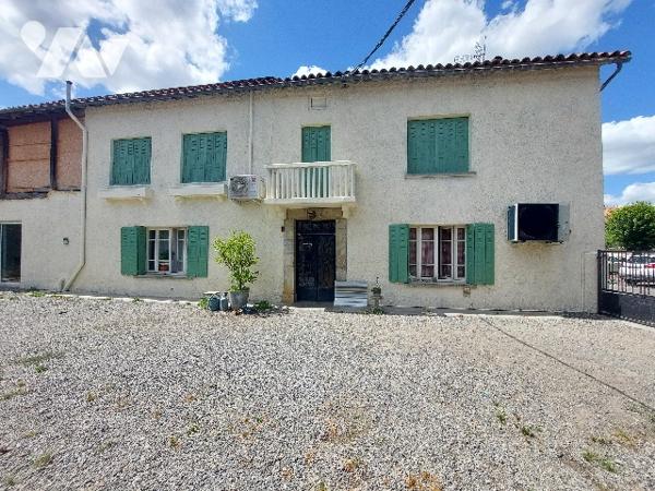 Maison de village de quatre chambres avec terrain attenant, dépendances et garage indépendant.