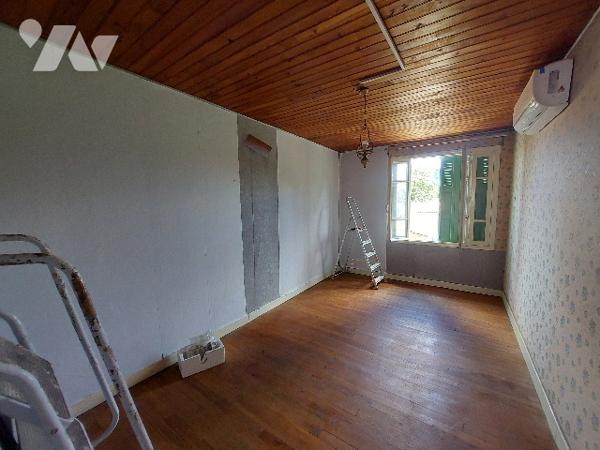 Maison de village de quatre chambres avec terrain attenant, dépendances et garage indépendant.