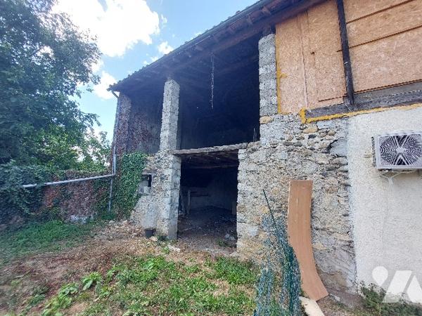 Maison de village de quatre chambres avec terrain attenant, dépendances et garage indépendant.