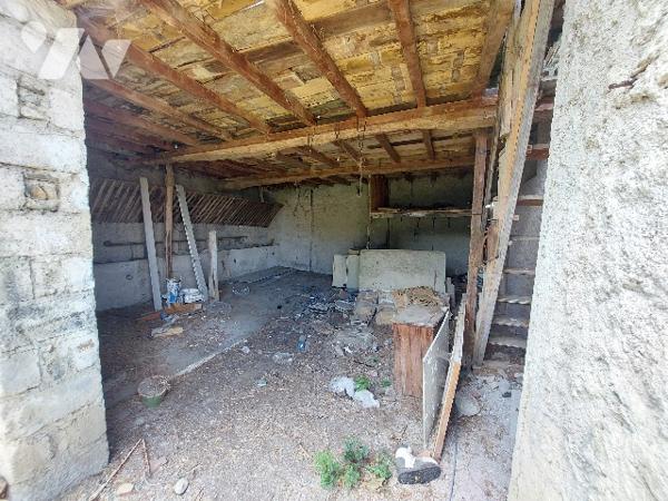 Maison de village de quatre chambres avec terrain attenant, dépendances et garage indépendant.