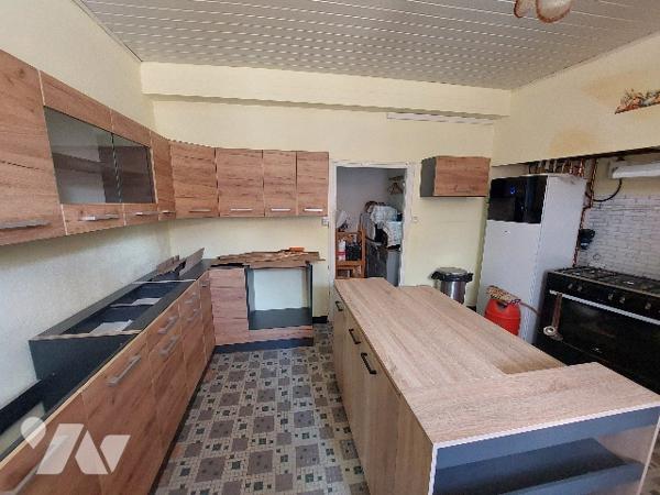 Maison de village de quatre chambres avec terrain attenant, dépendances et garage indépendant.