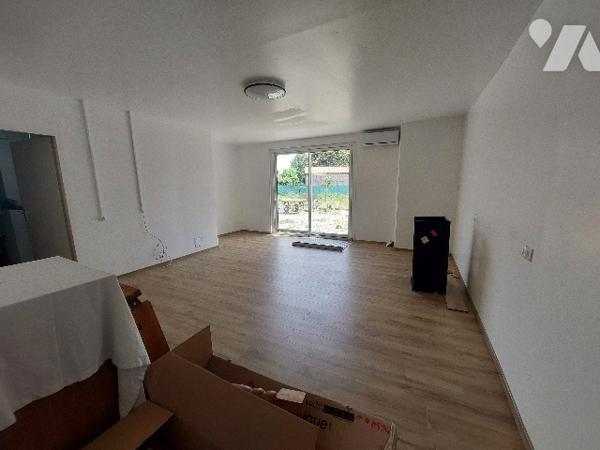 Maison de village de quatre chambres avec terrain attenant, dépendances et garage indépendant.