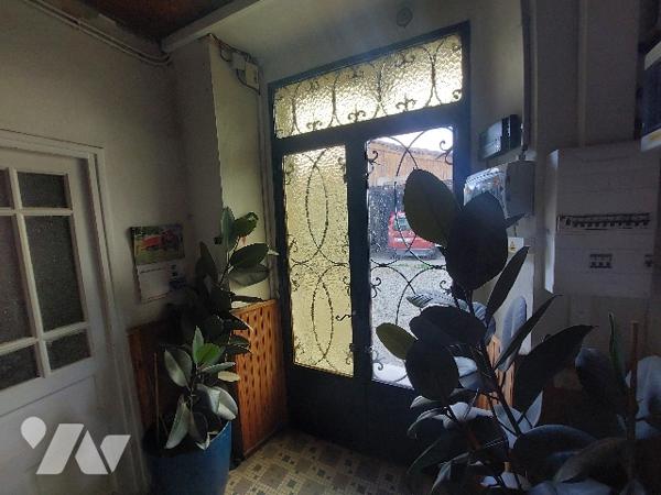 Maison de village de quatre chambres avec terrain attenant, dépendances et garage indépendant.