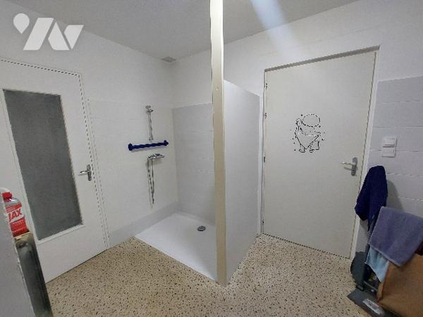 Maison de village de quatre chambres avec terrain attenant, dépendances et garage indépendant.