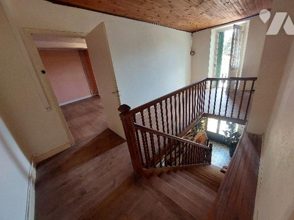 Maison de village de quatre chambres avec terrain attenant, dépendances et garage indépendant.