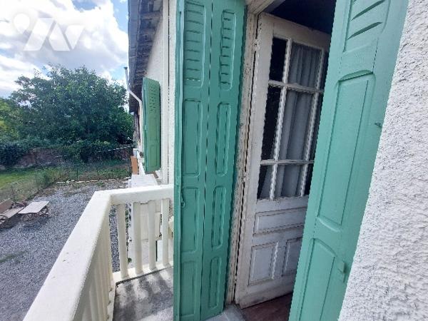 Maison de village de quatre chambres avec terrain attenant, dépendances et garage indépendant.