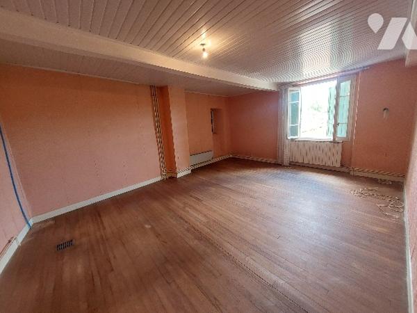 Maison de village de quatre chambres avec terrain attenant, dépendances et garage indépendant.