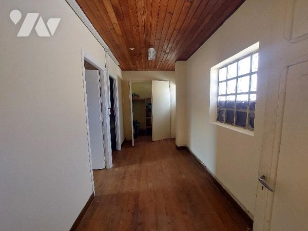 Maison de village de quatre chambres avec terrain attenant, dépendances et garage indépendant.