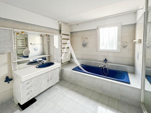 Maison T5 d'environ 120 m2, garage, piscine, dépendances Marseille 13011