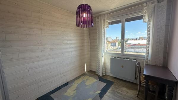 Proche gare, appartement rénové, 2 chambres, garage, balcons, climatisation