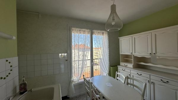 Proche gare, appartement rénové, 2 chambres, garage, balcons, climatisation