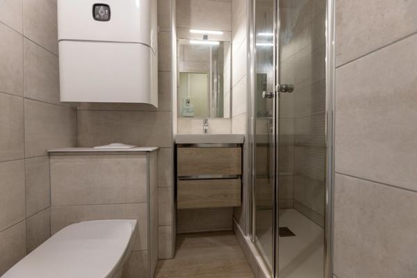 Seignosse le Penon (40) - À vendre appartement T2 Bis 31m2 rénové et meublé avec place de stationnement privative.