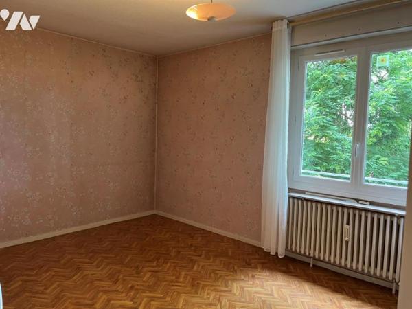 appt type IV rez de chaussée surélevé  sis à CHENOVE