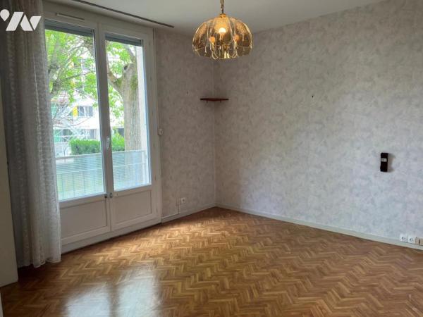 appt type IV rez de chaussée surélevé  sis à CHENOVE