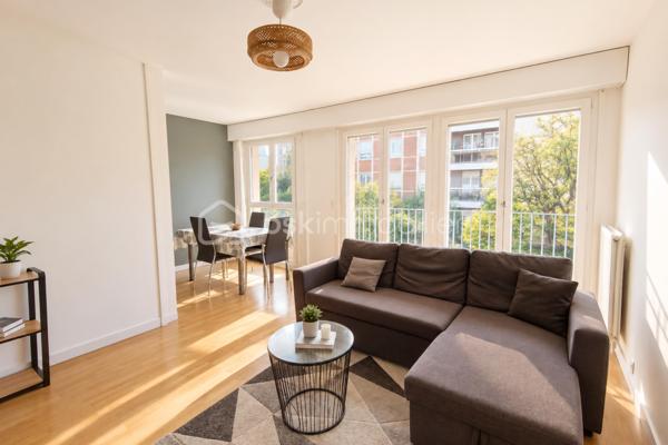 Idéalement situé Avenue de Paris à Versailles, au sein d’une élégante résidence en pierre de taille avec gardiens, digicode et ascenseur, découvrez cet agréable appartement de 52m² orienté plein Sud, offrant calme, volumes et un véritable potentiel d’évolution.

Situé au 1er étage, l’appartement bénéficie d’une configuration particulièrement intéressante avec un double séjour, suffisamment généreux pour permettre, selon les besoins des futurs propriétaires, la création d’une seconde chambre et ainsi transformer facilement le logement en véritable 3 pièces.

La pièce de vie se prolonge par un agréable balcon donnant directement sur les jardins de la résidence. Une orientation intérieure qui permet de profiter d’un environnement verdoyant et préservé, à l’écart de l’animation de l’Avenue de Paris.

La cuisine semi-ouverte, aménagée et entièrement équipée, communique naturellement avec le séjour et offre un espace fonctionnel au quotidien.

La partie nuit accueille une chambre avec dressing, ainsi qu’une salle de bains récemment refaite à neuf. L’appartement est actuellement meublé et dispose d’un agencement confortable permettant une installation rapide tout en conservant de belles possibilités de personnalisation.

Autre avantage particulièrement recherché à Versailles : le bien est vendu avec une place de stationnement privative en sous-sol sécurisé et fermé, ainsi qu’une grande cave, idéale pour bénéficier d’un espace de stockage supplémentaire.

L’emplacement permet de profiter pleinement de la vie versaillaise avec les commerces, écoles, transports, lignes de bus et différentes gares facilement accessibles. Le centre-ville et l’ensemble de ses commodités se trouvent également à proximité.

Un appartement offrant une combinaison particulièrement intéressante pour une résidence principale comme pour un investissement patrimonial.

Contactez-moi dès maintenant pour organiser une visite et découvrir tout son potentiel.