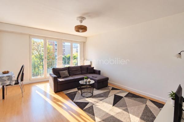 Idéalement situé Avenue de Paris à Versailles, au sein d’une élégante résidence en pierre de taille avec gardiens, digicode et ascenseur, découvrez cet agréable appartement de 52m² orienté plein Sud, offrant calme, volumes et un véritable potentiel d’évolution.

Situé au 1er étage, l’appartement bénéficie d’une configuration particulièrement intéressante avec un double séjour, suffisamment généreux pour permettre, selon les besoins des futurs propriétaires, la création d’une seconde chambre et ainsi transformer facilement le logement en véritable 3 pièces.

La pièce de vie se prolonge par un agréable balcon donnant directement sur les jardins de la résidence. Une orientation intérieure qui permet de profiter d’un environnement verdoyant et préservé, à l’écart de l’animation de l’Avenue de Paris.

La cuisine semi-ouverte, aménagée et entièrement équipée, communique naturellement avec le séjour et offre un espace fonctionnel au quotidien.

La partie nuit accueille une chambre avec dressing, ainsi qu’une salle de bains récemment refaite à neuf. L’appartement est actuellement meublé et dispose d’un agencement confortable permettant une installation rapide tout en conservant de belles possibilités de personnalisation.

Autre avantage particulièrement recherché à Versailles : le bien est vendu avec une place de stationnement privative en sous-sol sécurisé et fermé, ainsi qu’une grande cave, idéale pour bénéficier d’un espace de stockage supplémentaire.

L’emplacement permet de profiter pleinement de la vie versaillaise avec les commerces, écoles, transports, lignes de bus et différentes gares facilement accessibles. Le centre-ville et l’ensemble de ses commodités se trouvent également à proximité.

Un appartement offrant une combinaison particulièrement intéressante pour une résidence principale comme pour un investissement patrimonial.

Contactez-moi dès maintenant pour organiser une visite et découvrir tout son potentiel.
