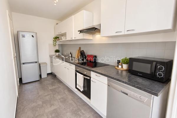 Idéalement situé Avenue de Paris à Versailles, au sein d’une élégante résidence en pierre de taille avec gardiens, digicode et ascenseur, découvrez cet agréable appartement de 52m² orienté plein Sud, offrant calme, volumes et un véritable potentiel d’évolution.

Situé au 1er étage, l’appartement bénéficie d’une configuration particulièrement intéressante avec un double séjour, suffisamment généreux pour permettre, selon les besoins des futurs propriétaires, la création d’une seconde chambre et ainsi transformer facilement le logement en véritable 3 pièces.

La pièce de vie se prolonge par un agréable balcon donnant directement sur les jardins de la résidence. Une orientation intérieure qui permet de profiter d’un environnement verdoyant et préservé, à l’écart de l’animation de l’Avenue de Paris.

La cuisine semi-ouverte, aménagée et entièrement équipée, communique naturellement avec le séjour et offre un espace fonctionnel au quotidien.

La partie nuit accueille une chambre avec dressing, ainsi qu’une salle de bains récemment refaite à neuf. L’appartement est actuellement meublé et dispose d’un agencement confortable permettant une installation rapide tout en conservant de belles possibilités de personnalisation.

Autre avantage particulièrement recherché à Versailles : le bien est vendu avec une place de stationnement privative en sous-sol sécurisé et fermé, ainsi qu’une grande cave, idéale pour bénéficier d’un espace de stockage supplémentaire.

L’emplacement permet de profiter pleinement de la vie versaillaise avec les commerces, écoles, transports, lignes de bus et différentes gares facilement accessibles. Le centre-ville et l’ensemble de ses commodités se trouvent également à proximité.

Un appartement offrant une combinaison particulièrement intéressante pour une résidence principale comme pour un investissement patrimonial.

Contactez-moi dès maintenant pour organiser une visite et découvrir tout son potentiel.