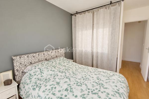 Idéalement situé Avenue de Paris à Versailles, au sein d’une élégante résidence en pierre de taille avec gardiens, digicode et ascenseur, découvrez cet agréable appartement de 52m² orienté plein Sud, offrant calme, volumes et un véritable potentiel d’évolution.

Situé au 1er étage, l’appartement bénéficie d’une configuration particulièrement intéressante avec un double séjour, suffisamment généreux pour permettre, selon les besoins des futurs propriétaires, la création d’une seconde chambre et ainsi transformer facilement le logement en véritable 3 pièces.

La pièce de vie se prolonge par un agréable balcon donnant directement sur les jardins de la résidence. Une orientation intérieure qui permet de profiter d’un environnement verdoyant et préservé, à l’écart de l’animation de l’Avenue de Paris.

La cuisine semi-ouverte, aménagée et entièrement équipée, communique naturellement avec le séjour et offre un espace fonctionnel au quotidien.

La partie nuit accueille une chambre avec dressing, ainsi qu’une salle de bains récemment refaite à neuf. L’appartement est actuellement meublé et dispose d’un agencement confortable permettant une installation rapide tout en conservant de belles possibilités de personnalisation.

Autre avantage particulièrement recherché à Versailles : le bien est vendu avec une place de stationnement privative en sous-sol sécurisé et fermé, ainsi qu’une grande cave, idéale pour bénéficier d’un espace de stockage supplémentaire.

L’emplacement permet de profiter pleinement de la vie versaillaise avec les commerces, écoles, transports, lignes de bus et différentes gares facilement accessibles. Le centre-ville et l’ensemble de ses commodités se trouvent également à proximité.

Un appartement offrant une combinaison particulièrement intéressante pour une résidence principale comme pour un investissement patrimonial.

Contactez-moi dès maintenant pour organiser une visite et découvrir tout son potentiel.