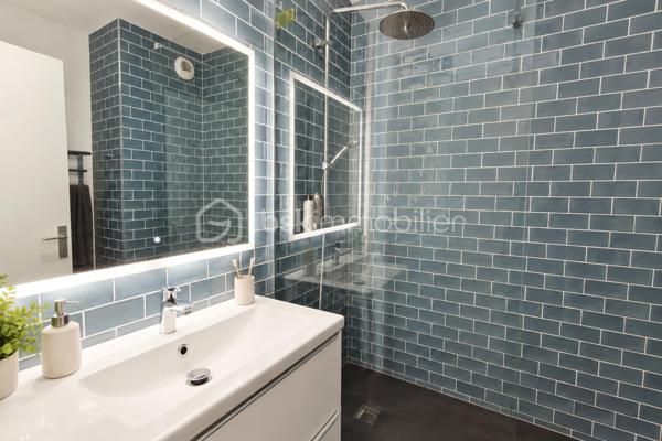Idéalement situé Avenue de Paris à Versailles, au sein d’une élégante résidence en pierre de taille avec gardiens, digicode et ascenseur, découvrez cet agréable appartement de 52m² orienté plein Sud, offrant calme, volumes et un véritable potentiel d’évolution.

Situé au 1er étage, l’appartement bénéficie d’une configuration particulièrement intéressante avec un double séjour, suffisamment généreux pour permettre, selon les besoins des futurs propriétaires, la création d’une seconde chambre et ainsi transformer facilement le logement en véritable 3 pièces.

La pièce de vie se prolonge par un agréable balcon donnant directement sur les jardins de la résidence. Une orientation intérieure qui permet de profiter d’un environnement verdoyant et préservé, à l’écart de l’animation de l’Avenue de Paris.

La cuisine semi-ouverte, aménagée et entièrement équipée, communique naturellement avec le séjour et offre un espace fonctionnel au quotidien.

La partie nuit accueille une chambre avec dressing, ainsi qu’une salle de bains récemment refaite à neuf. L’appartement est actuellement meublé et dispose d’un agencement confortable permettant une installation rapide tout en conservant de belles possibilités de personnalisation.

Autre avantage particulièrement recherché à Versailles : le bien est vendu avec une place de stationnement privative en sous-sol sécurisé et fermé, ainsi qu’une grande cave, idéale pour bénéficier d’un espace de stockage supplémentaire.

L’emplacement permet de profiter pleinement de la vie versaillaise avec les commerces, écoles, transports, lignes de bus et différentes gares facilement accessibles. Le centre-ville et l’ensemble de ses commodités se trouvent également à proximité.

Un appartement offrant une combinaison particulièrement intéressante pour une résidence principale comme pour un investissement patrimonial.

Contactez-moi dès maintenant pour organiser une visite et découvrir tout son potentiel.