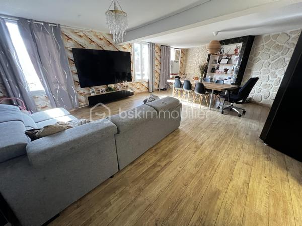 Idéal investisseur ! Situé en plein cœur de Crécy-la-Chapelle, découvrez cet agréable appartement en duplex de 92 m², offrant une belle surface, un agencement fonctionnel et le charme de l'ancien.
Le bien est vendu loué, ce qui permet à l'acquéreur de bénéficier immédiatement d'un investissement locatif déjà en place.
Situé au 2ᵉ et dernier étage d'un immeuble datant de 1948, cet appartement de 5 pièces se compose :
Au premier niveau :
    Une entrée
    Un séjour / salon lumineux avec cheminée
    Une cuisine aménagée ouverte sur le séjour
    Une chambre
    Une salle d'eau
    Des WC
Au second niveau :
    Un palier
    Deux chambres
📍 UN EMPLACEMENT PRIVILÉGIÉ

Implanté au cœur de Crécy-la-Chapelle, l'appartement bénéficie d'un emplacement pratique, à proximité des commerces, écoles et transports, tout en profitant du charme et de l'atmosphère recherchée du centre-ville.

Avec ses 92 m², ses 5 pièces, son agencement sur deux niveaux et son caractère authentique, ce bien constitue une opportunité intéressante pour un investisseur à la recherche d'un bien déjà loué.

📞 Pour plus d'informations concernant le loyer, le bail en cours, la rentabilité et les conditions de la vente, contactez-moi directement.

Bien vendu loué – idéal investissement locatif.