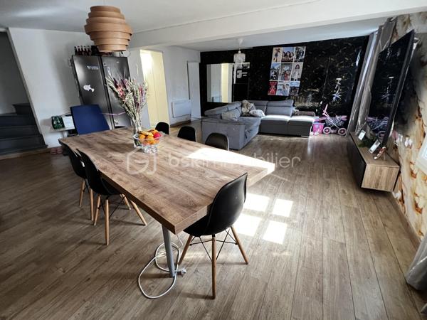 Idéal investisseur ! Situé en plein cœur de Crécy-la-Chapelle, découvrez cet agréable appartement en duplex de 92 m², offrant une belle surface, un agencement fonctionnel et le charme de l'ancien.
Le bien est vendu loué, ce qui permet à l'acquéreur de bénéficier immédiatement d'un investissement locatif déjà en place.
Situé au 2ᵉ et dernier étage d'un immeuble datant de 1948, cet appartement de 5 pièces se compose :
Au premier niveau :
    Une entrée
    Un séjour / salon lumineux avec cheminée
    Une cuisine aménagée ouverte sur le séjour
    Une chambre
    Une salle d'eau
    Des WC
Au second niveau :
    Un palier
    Deux chambres
📍 UN EMPLACEMENT PRIVILÉGIÉ

Implanté au cœur de Crécy-la-Chapelle, l'appartement bénéficie d'un emplacement pratique, à proximité des commerces, écoles et transports, tout en profitant du charme et de l'atmosphère recherchée du centre-ville.

Avec ses 92 m², ses 5 pièces, son agencement sur deux niveaux et son caractère authentique, ce bien constitue une opportunité intéressante pour un investisseur à la recherche d'un bien déjà loué.

📞 Pour plus d'informations concernant le loyer, le bail en cours, la rentabilité et les conditions de la vente, contactez-moi directement.

Bien vendu loué – idéal investissement locatif.