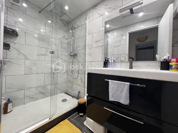 Idéal investisseur ! Situé en plein cœur de Crécy-la-Chapelle, découvrez cet agréable appartement en duplex de 92 m², offrant une belle surface, un agencement fonctionnel et le charme de l'ancien.
Le bien est vendu loué, ce qui permet à l'acquéreur de bénéficier immédiatement d'un investissement locatif déjà en place.
Situé au 2ᵉ et dernier étage d'un immeuble datant de 1948, cet appartement de 5 pièces se compose :
Au premier niveau :
    Une entrée
    Un séjour / salon lumineux avec cheminée
    Une cuisine aménagée ouverte sur le séjour
    Une chambre
    Une salle d'eau
    Des WC
Au second niveau :
    Un palier
    Deux chambres
📍 UN EMPLACEMENT PRIVILÉGIÉ

Implanté au cœur de Crécy-la-Chapelle, l'appartement bénéficie d'un emplacement pratique, à proximité des commerces, écoles et transports, tout en profitant du charme et de l'atmosphère recherchée du centre-ville.

Avec ses 92 m², ses 5 pièces, son agencement sur deux niveaux et son caractère authentique, ce bien constitue une opportunité intéressante pour un investisseur à la recherche d'un bien déjà loué.

📞 Pour plus d'informations concernant le loyer, le bail en cours, la rentabilité et les conditions de la vente, contactez-moi directement.

Bien vendu loué – idéal investissement locatif.