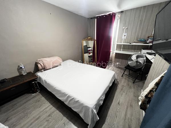 Idéal investisseur ! Situé en plein cœur de Crécy-la-Chapelle, découvrez cet agréable appartement en duplex de 92 m², offrant une belle surface, un agencement fonctionnel et le charme de l'ancien.
Le bien est vendu loué, ce qui permet à l'acquéreur de bénéficier immédiatement d'un investissement locatif déjà en place.
Situé au 2ᵉ et dernier étage d'un immeuble datant de 1948, cet appartement de 5 pièces se compose :
Au premier niveau :
    Une entrée
    Un séjour / salon lumineux avec cheminée
    Une cuisine aménagée ouverte sur le séjour
    Une chambre
    Une salle d'eau
    Des WC
Au second niveau :
    Un palier
    Deux chambres
📍 UN EMPLACEMENT PRIVILÉGIÉ

Implanté au cœur de Crécy-la-Chapelle, l'appartement bénéficie d'un emplacement pratique, à proximité des commerces, écoles et transports, tout en profitant du charme et de l'atmosphère recherchée du centre-ville.

Avec ses 92 m², ses 5 pièces, son agencement sur deux niveaux et son caractère authentique, ce bien constitue une opportunité intéressante pour un investisseur à la recherche d'un bien déjà loué.

📞 Pour plus d'informations concernant le loyer, le bail en cours, la rentabilité et les conditions de la vente, contactez-moi directement.

Bien vendu loué – idéal investissement locatif.