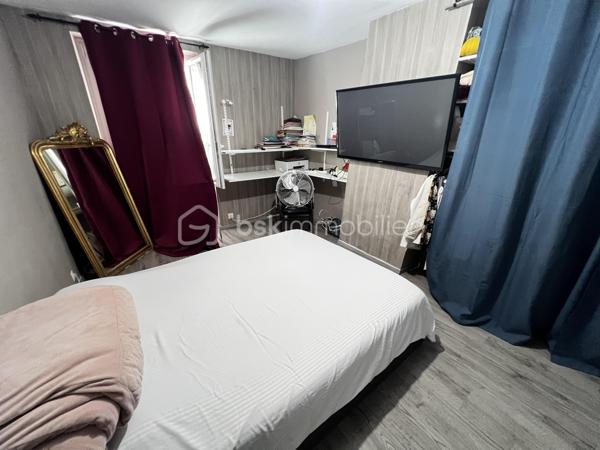 Idéal investisseur ! Situé en plein cœur de Crécy-la-Chapelle, découvrez cet agréable appartement en duplex de 92 m², offrant une belle surface, un agencement fonctionnel et le charme de l'ancien.
Le bien est vendu loué, ce qui permet à l'acquéreur de bénéficier immédiatement d'un investissement locatif déjà en place.
Situé au 2ᵉ et dernier étage d'un immeuble datant de 1948, cet appartement de 5 pièces se compose :
Au premier niveau :
    Une entrée
    Un séjour / salon lumineux avec cheminée
    Une cuisine aménagée ouverte sur le séjour
    Une chambre
    Une salle d'eau
    Des WC
Au second niveau :
    Un palier
    Deux chambres
📍 UN EMPLACEMENT PRIVILÉGIÉ

Implanté au cœur de Crécy-la-Chapelle, l'appartement bénéficie d'un emplacement pratique, à proximité des commerces, écoles et transports, tout en profitant du charme et de l'atmosphère recherchée du centre-ville.

Avec ses 92 m², ses 5 pièces, son agencement sur deux niveaux et son caractère authentique, ce bien constitue une opportunité intéressante pour un investisseur à la recherche d'un bien déjà loué.

📞 Pour plus d'informations concernant le loyer, le bail en cours, la rentabilité et les conditions de la vente, contactez-moi directement.

Bien vendu loué – idéal investissement locatif.