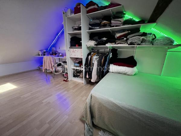 Idéal investisseur ! Situé en plein cœur de Crécy-la-Chapelle, découvrez cet agréable appartement en duplex de 92 m², offrant une belle surface, un agencement fonctionnel et le charme de l'ancien.
Le bien est vendu loué, ce qui permet à l'acquéreur de bénéficier immédiatement d'un investissement locatif déjà en place.
Situé au 2ᵉ et dernier étage d'un immeuble datant de 1948, cet appartement de 5 pièces se compose :
Au premier niveau :
    Une entrée
    Un séjour / salon lumineux avec cheminée
    Une cuisine aménagée ouverte sur le séjour
    Une chambre
    Une salle d'eau
    Des WC
Au second niveau :
    Un palier
    Deux chambres
📍 UN EMPLACEMENT PRIVILÉGIÉ

Implanté au cœur de Crécy-la-Chapelle, l'appartement bénéficie d'un emplacement pratique, à proximité des commerces, écoles et transports, tout en profitant du charme et de l'atmosphère recherchée du centre-ville.

Avec ses 92 m², ses 5 pièces, son agencement sur deux niveaux et son caractère authentique, ce bien constitue une opportunité intéressante pour un investisseur à la recherche d'un bien déjà loué.

📞 Pour plus d'informations concernant le loyer, le bail en cours, la rentabilité et les conditions de la vente, contactez-moi directement.

Bien vendu loué – idéal investissement locatif.