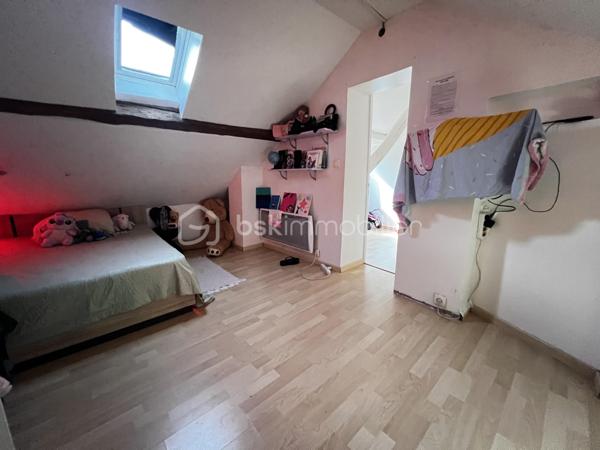 Idéal investisseur ! Situé en plein cœur de Crécy-la-Chapelle, découvrez cet agréable appartement en duplex de 92 m², offrant une belle surface, un agencement fonctionnel et le charme de l'ancien.
Le bien est vendu loué, ce qui permet à l'acquéreur de bénéficier immédiatement d'un investissement locatif déjà en place.
Situé au 2ᵉ et dernier étage d'un immeuble datant de 1948, cet appartement de 5 pièces se compose :
Au premier niveau :
    Une entrée
    Un séjour / salon lumineux avec cheminée
    Une cuisine aménagée ouverte sur le séjour
    Une chambre
    Une salle d'eau
    Des WC
Au second niveau :
    Un palier
    Deux chambres
📍 UN EMPLACEMENT PRIVILÉGIÉ

Implanté au cœur de Crécy-la-Chapelle, l'appartement bénéficie d'un emplacement pratique, à proximité des commerces, écoles et transports, tout en profitant du charme et de l'atmosphère recherchée du centre-ville.

Avec ses 92 m², ses 5 pièces, son agencement sur deux niveaux et son caractère authentique, ce bien constitue une opportunité intéressante pour un investisseur à la recherche d'un bien déjà loué.

📞 Pour plus d'informations concernant le loyer, le bail en cours, la rentabilité et les conditions de la vente, contactez-moi directement.

Bien vendu loué – idéal investissement locatif.