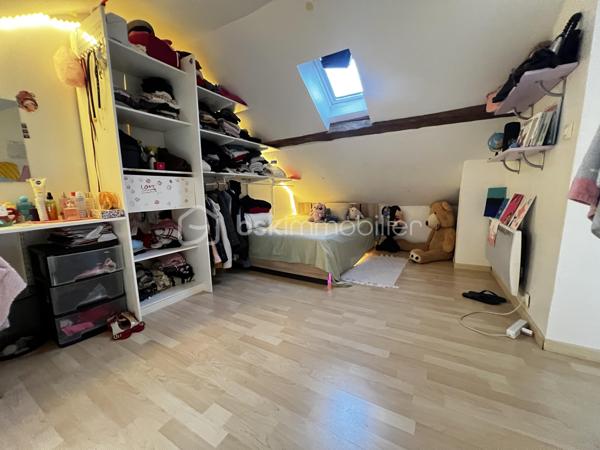 Idéal investisseur ! Situé en plein cœur de Crécy-la-Chapelle, découvrez cet agréable appartement en duplex de 92 m², offrant une belle surface, un agencement fonctionnel et le charme de l'ancien.
Le bien est vendu loué, ce qui permet à l'acquéreur de bénéficier immédiatement d'un investissement locatif déjà en place.
Situé au 2ᵉ et dernier étage d'un immeuble datant de 1948, cet appartement de 5 pièces se compose :
Au premier niveau :
    Une entrée
    Un séjour / salon lumineux avec cheminée
    Une cuisine aménagée ouverte sur le séjour
    Une chambre
    Une salle d'eau
    Des WC
Au second niveau :
    Un palier
    Deux chambres
📍 UN EMPLACEMENT PRIVILÉGIÉ

Implanté au cœur de Crécy-la-Chapelle, l'appartement bénéficie d'un emplacement pratique, à proximité des commerces, écoles et transports, tout en profitant du charme et de l'atmosphère recherchée du centre-ville.

Avec ses 92 m², ses 5 pièces, son agencement sur deux niveaux et son caractère authentique, ce bien constitue une opportunité intéressante pour un investisseur à la recherche d'un bien déjà loué.

📞 Pour plus d'informations concernant le loyer, le bail en cours, la rentabilité et les conditions de la vente, contactez-moi directement.

Bien vendu loué – idéal investissement locatif.
