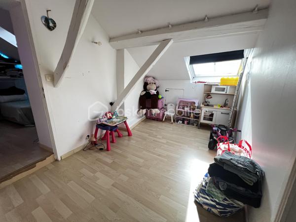 Idéal investisseur ! Situé en plein cœur de Crécy-la-Chapelle, découvrez cet agréable appartement en duplex de 92 m², offrant une belle surface, un agencement fonctionnel et le charme de l'ancien.
Le bien est vendu loué, ce qui permet à l'acquéreur de bénéficier immédiatement d'un investissement locatif déjà en place.
Situé au 2ᵉ et dernier étage d'un immeuble datant de 1948, cet appartement de 5 pièces se compose :
Au premier niveau :
    Une entrée
    Un séjour / salon lumineux avec cheminée
    Une cuisine aménagée ouverte sur le séjour
    Une chambre
    Une salle d'eau
    Des WC
Au second niveau :
    Un palier
    Deux chambres
📍 UN EMPLACEMENT PRIVILÉGIÉ

Implanté au cœur de Crécy-la-Chapelle, l'appartement bénéficie d'un emplacement pratique, à proximité des commerces, écoles et transports, tout en profitant du charme et de l'atmosphère recherchée du centre-ville.

Avec ses 92 m², ses 5 pièces, son agencement sur deux niveaux et son caractère authentique, ce bien constitue une opportunité intéressante pour un investisseur à la recherche d'un bien déjà loué.

📞 Pour plus d'informations concernant le loyer, le bail en cours, la rentabilité et les conditions de la vente, contactez-moi directement.

Bien vendu loué – idéal investissement locatif.