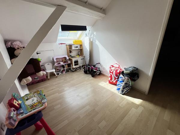 Idéal investisseur ! Situé en plein cœur de Crécy-la-Chapelle, découvrez cet agréable appartement en duplex de 92 m², offrant une belle surface, un agencement fonctionnel et le charme de l'ancien.
Le bien est vendu loué, ce qui permet à l'acquéreur de bénéficier immédiatement d'un investissement locatif déjà en place.
Situé au 2ᵉ et dernier étage d'un immeuble datant de 1948, cet appartement de 5 pièces se compose :
Au premier niveau :
    Une entrée
    Un séjour / salon lumineux avec cheminée
    Une cuisine aménagée ouverte sur le séjour
    Une chambre
    Une salle d'eau
    Des WC
Au second niveau :
    Un palier
    Deux chambres
📍 UN EMPLACEMENT PRIVILÉGIÉ

Implanté au cœur de Crécy-la-Chapelle, l'appartement bénéficie d'un emplacement pratique, à proximité des commerces, écoles et transports, tout en profitant du charme et de l'atmosphère recherchée du centre-ville.

Avec ses 92 m², ses 5 pièces, son agencement sur deux niveaux et son caractère authentique, ce bien constitue une opportunité intéressante pour un investisseur à la recherche d'un bien déjà loué.

📞 Pour plus d'informations concernant le loyer, le bail en cours, la rentabilité et les conditions de la vente, contactez-moi directement.

Bien vendu loué – idéal investissement locatif.