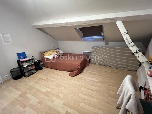 Idéal investisseur ! Situé en plein cœur de Crécy-la-Chapelle, découvrez cet agréable appartement en duplex de 92 m², offrant une belle surface, un agencement fonctionnel et le charme de l'ancien.
Le bien est vendu loué, ce qui permet à l'acquéreur de bénéficier immédiatement d'un investissement locatif déjà en place.
Situé au 2ᵉ et dernier étage d'un immeuble datant de 1948, cet appartement de 5 pièces se compose :
Au premier niveau :
    Une entrée
    Un séjour / salon lumineux avec cheminée
    Une cuisine aménagée ouverte sur le séjour
    Une chambre
    Une salle d'eau
    Des WC
Au second niveau :
    Un palier
    Deux chambres
📍 UN EMPLACEMENT PRIVILÉGIÉ

Implanté au cœur de Crécy-la-Chapelle, l'appartement bénéficie d'un emplacement pratique, à proximité des commerces, écoles et transports, tout en profitant du charme et de l'atmosphère recherchée du centre-ville.

Avec ses 92 m², ses 5 pièces, son agencement sur deux niveaux et son caractère authentique, ce bien constitue une opportunité intéressante pour un investisseur à la recherche d'un bien déjà loué.

📞 Pour plus d'informations concernant le loyer, le bail en cours, la rentabilité et les conditions de la vente, contactez-moi directement.

Bien vendu loué – idéal investissement locatif.