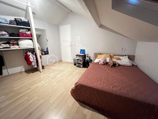 Idéal investisseur ! Situé en plein cœur de Crécy-la-Chapelle, découvrez cet agréable appartement en duplex de 92 m², offrant une belle surface, un agencement fonctionnel et le charme de l'ancien.
Le bien est vendu loué, ce qui permet à l'acquéreur de bénéficier immédiatement d'un investissement locatif déjà en place.
Situé au 2ᵉ et dernier étage d'un immeuble datant de 1948, cet appartement de 5 pièces se compose :
Au premier niveau :
    Une entrée
    Un séjour / salon lumineux avec cheminée
    Une cuisine aménagée ouverte sur le séjour
    Une chambre
    Une salle d'eau
    Des WC
Au second niveau :
    Un palier
    Deux chambres
📍 UN EMPLACEMENT PRIVILÉGIÉ

Implanté au cœur de Crécy-la-Chapelle, l'appartement bénéficie d'un emplacement pratique, à proximité des commerces, écoles et transports, tout en profitant du charme et de l'atmosphère recherchée du centre-ville.

Avec ses 92 m², ses 5 pièces, son agencement sur deux niveaux et son caractère authentique, ce bien constitue une opportunité intéressante pour un investisseur à la recherche d'un bien déjà loué.

📞 Pour plus d'informations concernant le loyer, le bail en cours, la rentabilité et les conditions de la vente, contactez-moi directement.

Bien vendu loué – idéal investissement locatif.