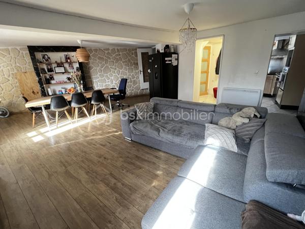 Idéal investisseur ! Situé en plein cœur de Crécy-la-Chapelle, découvrez cet agréable appartement en duplex de 92 m², offrant une belle surface, un agencement fonctionnel et le charme de l'ancien.
Le bien est vendu loué, ce qui permet à l'acquéreur de bénéficier immédiatement d'un investissement locatif déjà en place.
Situé au 2ᵉ et dernier étage d'un immeuble datant de 1948, cet appartement de 5 pièces se compose :
Au premier niveau :
    Une entrée
    Un séjour / salon lumineux avec cheminée
    Une cuisine aménagée ouverte sur le séjour
    Une chambre
    Une salle d'eau
    Des WC
Au second niveau :
    Un palier
    Deux chambres
📍 UN EMPLACEMENT PRIVILÉGIÉ

Implanté au cœur de Crécy-la-Chapelle, l'appartement bénéficie d'un emplacement pratique, à proximité des commerces, écoles et transports, tout en profitant du charme et de l'atmosphère recherchée du centre-ville.

Avec ses 92 m², ses 5 pièces, son agencement sur deux niveaux et son caractère authentique, ce bien constitue une opportunité intéressante pour un investisseur à la recherche d'un bien déjà loué.

📞 Pour plus d'informations concernant le loyer, le bail en cours, la rentabilité et les conditions de la vente, contactez-moi directement.

Bien vendu loué – idéal investissement locatif.