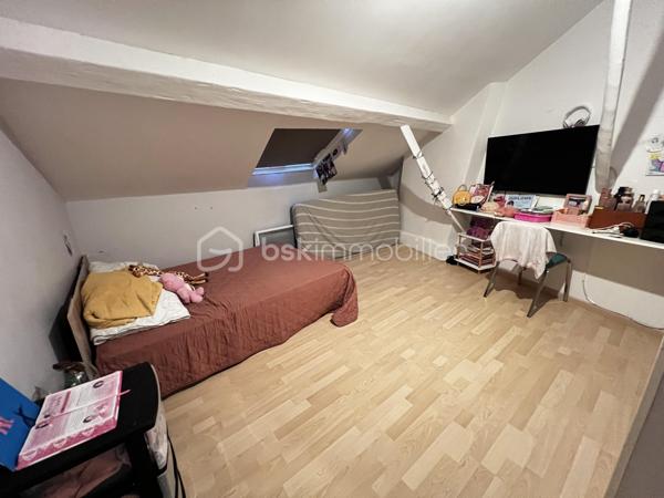 Idéal investisseur ! Situé en plein cœur de Crécy-la-Chapelle, découvrez cet agréable appartement en duplex de 92 m², offrant une belle surface, un agencement fonctionnel et le charme de l'ancien.
Le bien est vendu loué, ce qui permet à l'acquéreur de bénéficier immédiatement d'un investissement locatif déjà en place.
Situé au 2ᵉ et dernier étage d'un immeuble datant de 1948, cet appartement de 5 pièces se compose :
Au premier niveau :
    Une entrée
    Un séjour / salon lumineux avec cheminée
    Une cuisine aménagée ouverte sur le séjour
    Une chambre
    Une salle d'eau
    Des WC
Au second niveau :
    Un palier
    Deux chambres
📍 UN EMPLACEMENT PRIVILÉGIÉ

Implanté au cœur de Crécy-la-Chapelle, l'appartement bénéficie d'un emplacement pratique, à proximité des commerces, écoles et transports, tout en profitant du charme et de l'atmosphère recherchée du centre-ville.

Avec ses 92 m², ses 5 pièces, son agencement sur deux niveaux et son caractère authentique, ce bien constitue une opportunité intéressante pour un investisseur à la recherche d'un bien déjà loué.

📞 Pour plus d'informations concernant le loyer, le bail en cours, la rentabilité et les conditions de la vente, contactez-moi directement.

Bien vendu loué – idéal investissement locatif.