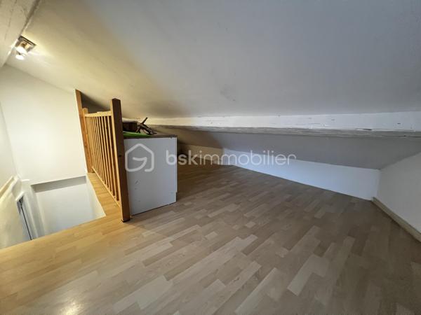 Idéal investisseur ! Situé en plein cœur de Crécy-la-Chapelle, découvrez cet agréable appartement en duplex de 92 m², offrant une belle surface, un agencement fonctionnel et le charme de l'ancien.
Le bien est vendu loué, ce qui permet à l'acquéreur de bénéficier immédiatement d'un investissement locatif déjà en place.
Situé au 2ᵉ et dernier étage d'un immeuble datant de 1948, cet appartement de 5 pièces se compose :
Au premier niveau :
    Une entrée
    Un séjour / salon lumineux avec cheminée
    Une cuisine aménagée ouverte sur le séjour
    Une chambre
    Une salle d'eau
    Des WC
Au second niveau :
    Un palier
    Deux chambres
📍 UN EMPLACEMENT PRIVILÉGIÉ

Implanté au cœur de Crécy-la-Chapelle, l'appartement bénéficie d'un emplacement pratique, à proximité des commerces, écoles et transports, tout en profitant du charme et de l'atmosphère recherchée du centre-ville.

Avec ses 92 m², ses 5 pièces, son agencement sur deux niveaux et son caractère authentique, ce bien constitue une opportunité intéressante pour un investisseur à la recherche d'un bien déjà loué.

📞 Pour plus d'informations concernant le loyer, le bail en cours, la rentabilité et les conditions de la vente, contactez-moi directement.

Bien vendu loué – idéal investissement locatif.