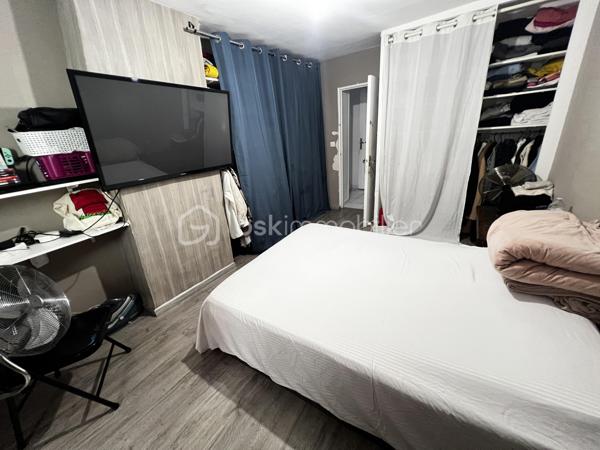 Idéal investisseur ! Situé en plein cœur de Crécy-la-Chapelle, découvrez cet agréable appartement en duplex de 92 m², offrant une belle surface, un agencement fonctionnel et le charme de l'ancien.
Le bien est vendu loué, ce qui permet à l'acquéreur de bénéficier immédiatement d'un investissement locatif déjà en place.
Situé au 2ᵉ et dernier étage d'un immeuble datant de 1948, cet appartement de 5 pièces se compose :
Au premier niveau :
    Une entrée
    Un séjour / salon lumineux avec cheminée
    Une cuisine aménagée ouverte sur le séjour
    Une chambre
    Une salle d'eau
    Des WC
Au second niveau :
    Un palier
    Deux chambres
📍 UN EMPLACEMENT PRIVILÉGIÉ

Implanté au cœur de Crécy-la-Chapelle, l'appartement bénéficie d'un emplacement pratique, à proximité des commerces, écoles et transports, tout en profitant du charme et de l'atmosphère recherchée du centre-ville.

Avec ses 92 m², ses 5 pièces, son agencement sur deux niveaux et son caractère authentique, ce bien constitue une opportunité intéressante pour un investisseur à la recherche d'un bien déjà loué.

📞 Pour plus d'informations concernant le loyer, le bail en cours, la rentabilité et les conditions de la vente, contactez-moi directement.

Bien vendu loué – idéal investissement locatif.