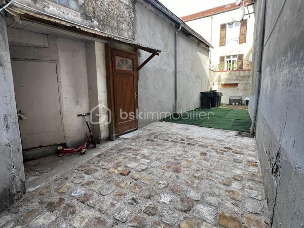 Idéal investisseur ! Situé en plein cœur de Crécy-la-Chapelle, découvrez cet agréable appartement en duplex de 92 m², offrant une belle surface, un agencement fonctionnel et le charme de l'ancien.
Le bien est vendu loué, ce qui permet à l'acquéreur de bénéficier immédiatement d'un investissement locatif déjà en place.
Situé au 2ᵉ et dernier étage d'un immeuble datant de 1948, cet appartement de 5 pièces se compose :
Au premier niveau :
    Une entrée
    Un séjour / salon lumineux avec cheminée
    Une cuisine aménagée ouverte sur le séjour
    Une chambre
    Une salle d'eau
    Des WC
Au second niveau :
    Un palier
    Deux chambres
📍 UN EMPLACEMENT PRIVILÉGIÉ

Implanté au cœur de Crécy-la-Chapelle, l'appartement bénéficie d'un emplacement pratique, à proximité des commerces, écoles et transports, tout en profitant du charme et de l'atmosphère recherchée du centre-ville.

Avec ses 92 m², ses 5 pièces, son agencement sur deux niveaux et son caractère authentique, ce bien constitue une opportunité intéressante pour un investisseur à la recherche d'un bien déjà loué.

📞 Pour plus d'informations concernant le loyer, le bail en cours, la rentabilité et les conditions de la vente, contactez-moi directement.

Bien vendu loué – idéal investissement locatif.