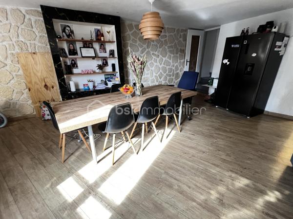 Idéal investisseur ! Situé en plein cœur de Crécy-la-Chapelle, découvrez cet agréable appartement en duplex de 92 m², offrant une belle surface, un agencement fonctionnel et le charme de l'ancien.
Le bien est vendu loué, ce qui permet à l'acquéreur de bénéficier immédiatement d'un investissement locatif déjà en place.
Situé au 2ᵉ et dernier étage d'un immeuble datant de 1948, cet appartement de 5 pièces se compose :
Au premier niveau :
    Une entrée
    Un séjour / salon lumineux avec cheminée
    Une cuisine aménagée ouverte sur le séjour
    Une chambre
    Une salle d'eau
    Des WC
Au second niveau :
    Un palier
    Deux chambres
📍 UN EMPLACEMENT PRIVILÉGIÉ

Implanté au cœur de Crécy-la-Chapelle, l'appartement bénéficie d'un emplacement pratique, à proximité des commerces, écoles et transports, tout en profitant du charme et de l'atmosphère recherchée du centre-ville.

Avec ses 92 m², ses 5 pièces, son agencement sur deux niveaux et son caractère authentique, ce bien constitue une opportunité intéressante pour un investisseur à la recherche d'un bien déjà loué.

📞 Pour plus d'informations concernant le loyer, le bail en cours, la rentabilité et les conditions de la vente, contactez-moi directement.

Bien vendu loué – idéal investissement locatif.