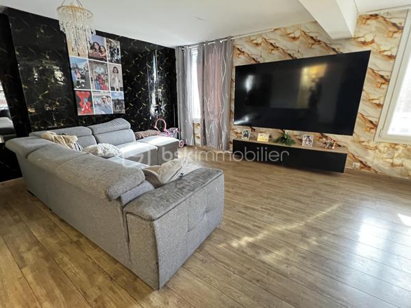 Idéal investisseur ! Situé en plein cœur de Crécy-la-Chapelle, découvrez cet agréable appartement en duplex de 92 m², offrant une belle surface, un agencement fonctionnel et le charme de l'ancien.
Le bien est vendu loué, ce qui permet à l'acquéreur de bénéficier immédiatement d'un investissement locatif déjà en place.
Situé au 2ᵉ et dernier étage d'un immeuble datant de 1948, cet appartement de 5 pièces se compose :
Au premier niveau :
    Une entrée
    Un séjour / salon lumineux avec cheminée
    Une cuisine aménagée ouverte sur le séjour
    Une chambre
    Une salle d'eau
    Des WC
Au second niveau :
    Un palier
    Deux chambres
📍 UN EMPLACEMENT PRIVILÉGIÉ

Implanté au cœur de Crécy-la-Chapelle, l'appartement bénéficie d'un emplacement pratique, à proximité des commerces, écoles et transports, tout en profitant du charme et de l'atmosphère recherchée du centre-ville.

Avec ses 92 m², ses 5 pièces, son agencement sur deux niveaux et son caractère authentique, ce bien constitue une opportunité intéressante pour un investisseur à la recherche d'un bien déjà loué.

📞 Pour plus d'informations concernant le loyer, le bail en cours, la rentabilité et les conditions de la vente, contactez-moi directement.

Bien vendu loué – idéal investissement locatif.