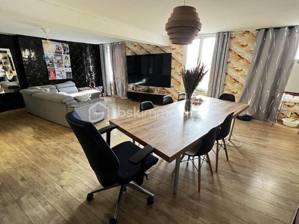 Idéal investisseur ! Situé en plein cœur de Crécy-la-Chapelle, découvrez cet agréable appartement en duplex de 92 m², offrant une belle surface, un agencement fonctionnel et le charme de l'ancien.
Le bien est vendu loué, ce qui permet à l'acquéreur de bénéficier immédiatement d'un investissement locatif déjà en place.
Situé au 2ᵉ et dernier étage d'un immeuble datant de 1948, cet appartement de 5 pièces se compose :
Au premier niveau :
    Une entrée
    Un séjour / salon lumineux avec cheminée
    Une cuisine aménagée ouverte sur le séjour
    Une chambre
    Une salle d'eau
    Des WC
Au second niveau :
    Un palier
    Deux chambres
📍 UN EMPLACEMENT PRIVILÉGIÉ

Implanté au cœur de Crécy-la-Chapelle, l'appartement bénéficie d'un emplacement pratique, à proximité des commerces, écoles et transports, tout en profitant du charme et de l'atmosphère recherchée du centre-ville.

Avec ses 92 m², ses 5 pièces, son agencement sur deux niveaux et son caractère authentique, ce bien constitue une opportunité intéressante pour un investisseur à la recherche d'un bien déjà loué.

📞 Pour plus d'informations concernant le loyer, le bail en cours, la rentabilité et les conditions de la vente, contactez-moi directement.

Bien vendu loué – idéal investissement locatif.