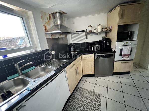 Idéal investisseur ! Situé en plein cœur de Crécy-la-Chapelle, découvrez cet agréable appartement en duplex de 92 m², offrant une belle surface, un agencement fonctionnel et le charme de l'ancien.
Le bien est vendu loué, ce qui permet à l'acquéreur de bénéficier immédiatement d'un investissement locatif déjà en place.
Situé au 2ᵉ et dernier étage d'un immeuble datant de 1948, cet appartement de 5 pièces se compose :
Au premier niveau :
    Une entrée
    Un séjour / salon lumineux avec cheminée
    Une cuisine aménagée ouverte sur le séjour
    Une chambre
    Une salle d'eau
    Des WC
Au second niveau :
    Un palier
    Deux chambres
📍 UN EMPLACEMENT PRIVILÉGIÉ

Implanté au cœur de Crécy-la-Chapelle, l'appartement bénéficie d'un emplacement pratique, à proximité des commerces, écoles et transports, tout en profitant du charme et de l'atmosphère recherchée du centre-ville.

Avec ses 92 m², ses 5 pièces, son agencement sur deux niveaux et son caractère authentique, ce bien constitue une opportunité intéressante pour un investisseur à la recherche d'un bien déjà loué.

📞 Pour plus d'informations concernant le loyer, le bail en cours, la rentabilité et les conditions de la vente, contactez-moi directement.

Bien vendu loué – idéal investissement locatif.